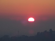 74 Il sole si arrossa e tramonta sui colli e verso la pianurra